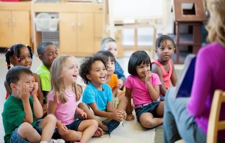 Narjess JOSEPHINE Diététicienne Nutritionniste Clamart (92) Enfants dans une classe pendant un atelier